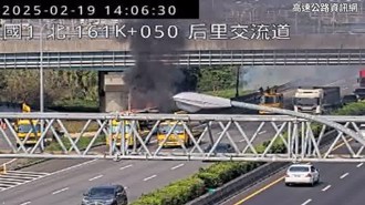 國1南下泰安休息站外 砂石車翻覆起火！現場車流塞爆