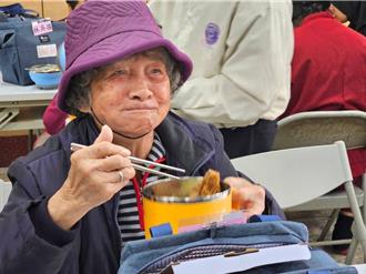 嘉縣首處中央廚房供餐老人食堂開張 長輩用餐笑開懷