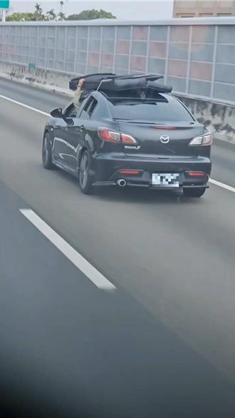 車頂放床墊徒手抓住固定 國道警方要罰了