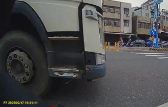 恐怖「待撞區」？貨櫃車迴轉逼近待轉格 騎士嚇翻：險被帶走
