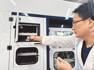 首台國產 化療調配機器手臂亮相