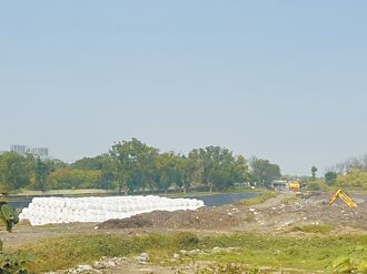 千噸垃圾暫存 大寮掩埋場飄臭