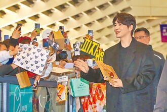 李浚赫抵台寵粉 簽名握手玩自拍