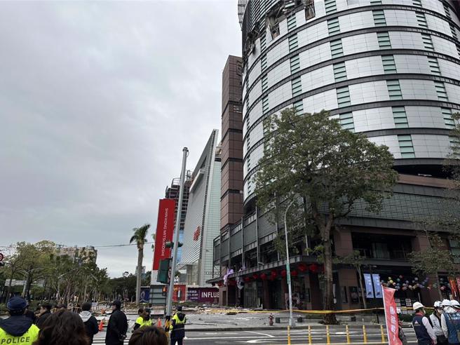 新光三越气爆后遭勒令无限期停业，不少员工生计受影响。(图／台中市消防局提供)