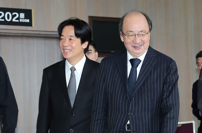 率先抛出大罢免的民进党团总召柯建铭日前指出，高喊大罢免前有先跟总统赖清德沟通过，更透露赖会压轴出场。图为总统赖清德（左）、民进党团总召柯建铭（右）。（资料照／黄世麒摄）