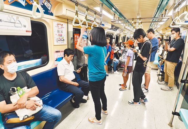 原PO表示，搭捷运时隔壁男子把大腿绑住怕碰到她，感到非常体贴。图为捷运乘客。（资料照）