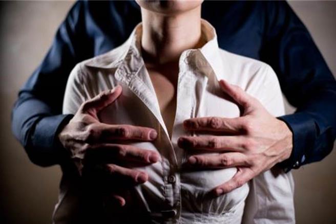 女兵跑步  航特部前上校摸她胸  惩戒法院判罚款30万元。(示意图／shutterstock)