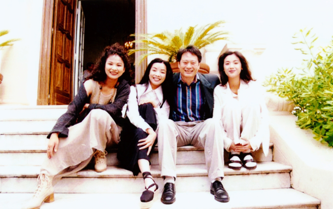 楊貴媚（左起）、王渝文、李安與吳倩蓮1994年參加坎城影展。（圖／中時資料照）