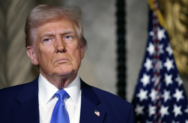 美国总统川普2月18日在佛州棕榈滩（Palm Beach）海湖庄园（Mar-A-Lago）对媒体发表谈话的神情。（美联社）