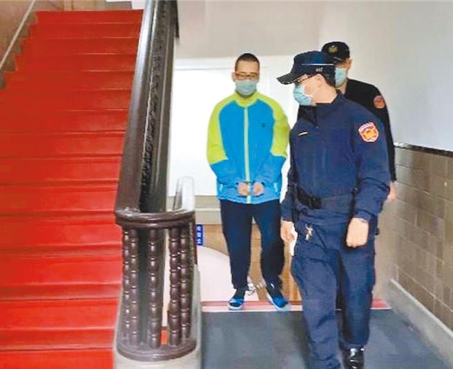 知名纸雕师蒋嘉凯（左）2021年在疫情警戒期间，进入超商被提醒戴口罩，他因此心生不满，竟持刀刺死蔡姓店员。（中时资料照片）