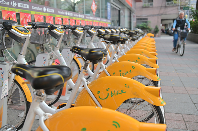 自行车属于慢车，斑马线上不能用骑的，违者会被开罚。（示意图，shutterstock／达志）