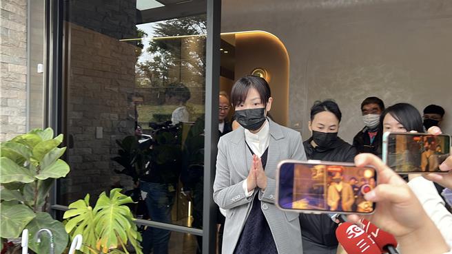 停职中的新竹市长高虹安则于上午10点10分到场，待了近半小时离开，面对媒体提问皆未回应。（王惠慧摄）