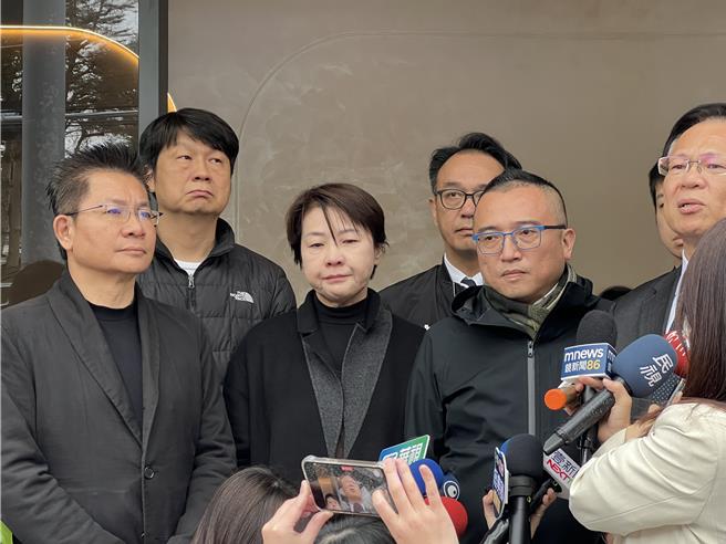 民眾党立委陈昭姿、张启楷、林国成、黄珊珊与民眾党秘书长周榆修、民眾党立法院党团主任陈智菡等人19日上午陆续抵达灵堂致意。（王惠慧摄）