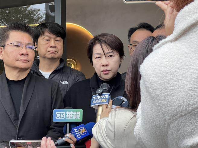 立委黄珊珊受访时一度哽咽，她说，柯爸对大家就像对自己的孩子般亲切，永远都笑瞇瞇的。（王惠慧摄）