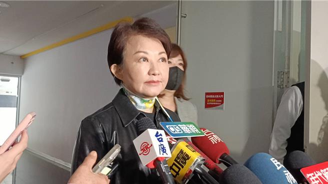 台中市政府研考会主委刘彦澧昨晚快闪请辞获准，市长卢秀燕19日受访指出，「市府团队一向以高标准自我要求」。（陈淑娥摄）