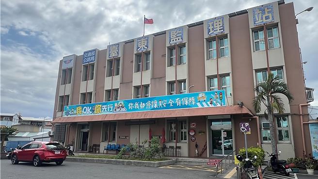 台东民眾分享首次参加道路安全讲习的趣事，有学员在出门前又收到新罚单，笑称「来上课顺便缴罚单」。（萧嘉蕙摄）