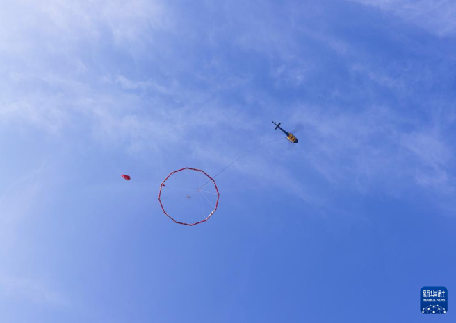 陆首套直升机航空大地电磁探测系统成功应用。（新华社）
