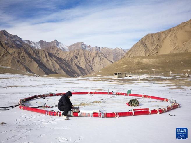 陆首套直升机航空大地电磁探测系统成功应用。（新华社）