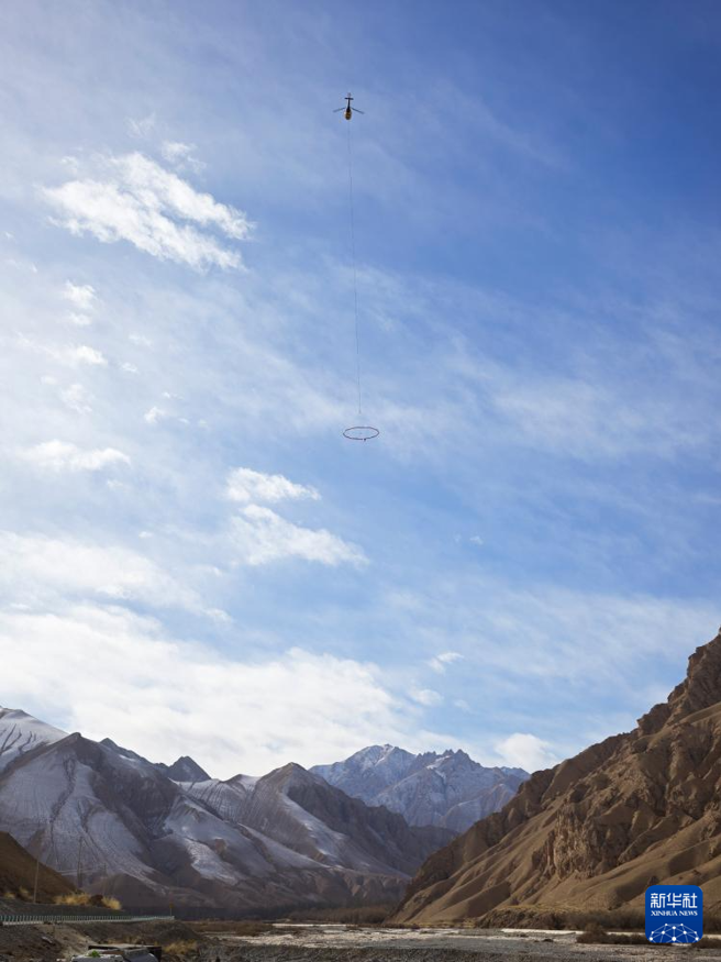 陆首套直升机航空大地电磁探测系统成功应用。（新华社）