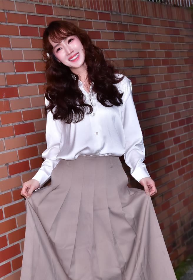 小薰突破性演出，饰演网红直播主。（镜文学提供）