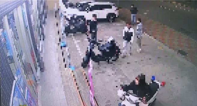短褲女（下方）不明原因跳上警用機車，旁人還拍下影片。（翻攝照片／洪靖宜高雄傳真）