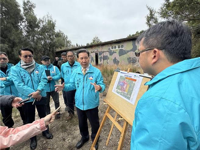 金门县政府规画于白龙潭营区设置「建材银行」，县长陈福海（中）昨率相关人员前往现勘，关心办理作业进度。（于家麒摄）