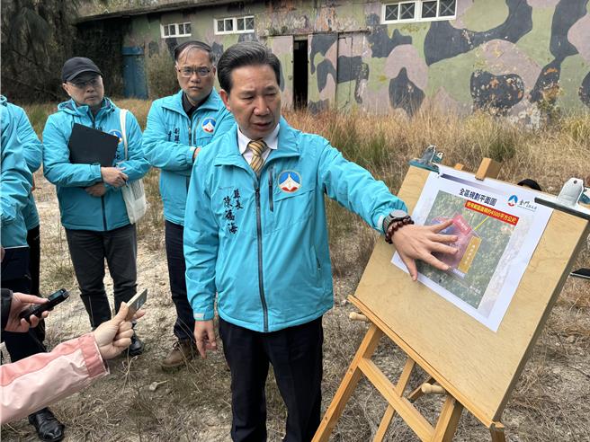 金门县政府规画于白龙潭营区设置「建材银行」，县长陈福海（中）昨率相关人员前往现勘，关心办理作业进度。（于家麒摄）