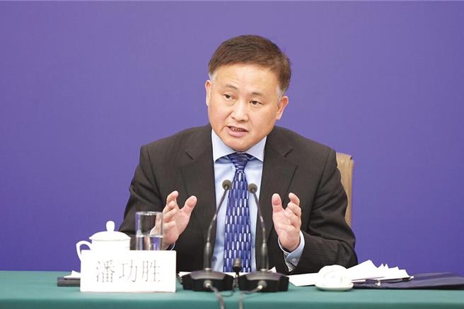 中国人民银行长潘功胜近日参加国际研讨会上发声，表示大陆将採适度宽松货币政策，并呼吁新兴经济体展开更深层次「南南合作」。（中新社）