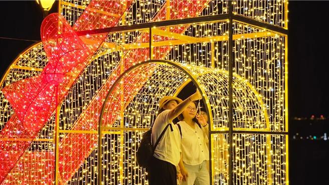 2024八里光雕展以东方爱情故事为构想荣获国际设计大奖。（新北市高滩处提供）