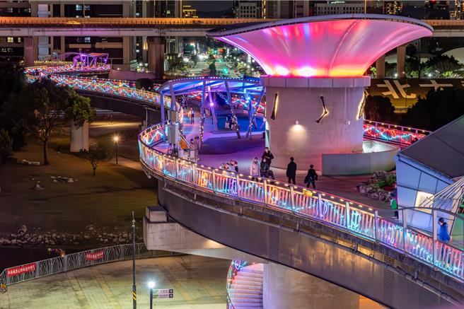 辰光桥以牛郎织女重逢为构想，桥上设置带状光雕灯饰呈现七彩变换。（新北市高滩处提供）