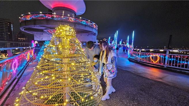 辰光桥上爱情锁化身为光雕主轴，锁住情人双方无限情怀。（新北市高滩处提供）