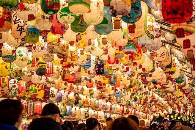 拱型的炫彩光廊中，不同色彩灯笼点缀着情人们的夜空。（新北市高滩处提供）