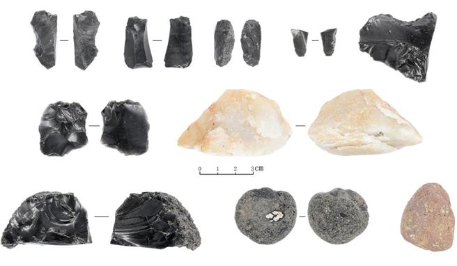 陆2024考古新发现揭晓浙江仙居下汤等6遗址入选。图为吉林和龙市大洞旧石器时代遗址第一阶段出土的石制品。（新华社）