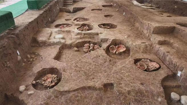 陆2024考古新发现揭晓浙江仙居下汤等6遗址入选。图为下汤遗址北区人工土台及器物坑。（新华社）