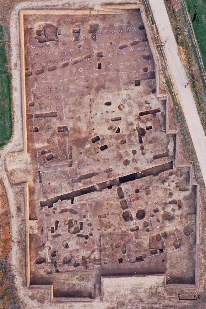 陆2024考古新发现揭晓浙江仙居下汤等6遗址入选。图为陕西宝鸡市周原遗址王家嘴一号建筑遗址。 （新华社）