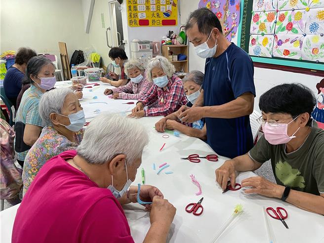 台南市政府社会局推动「银髮衣钵相传计画」，许多银髮人才的热情与奉献，不仅让自身价值得到肯定，也让技艺得以薪火相传。（社会局提供／洪荣志台南传真）
