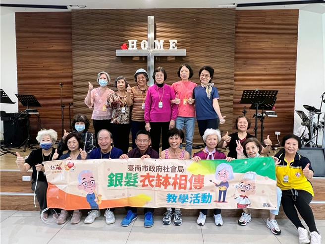 台南市政府社会局推动「银髮衣钵相传计画」，许多银髮人才的热情与奉献，不仅让自身价值得到肯定，也让技艺得以薪火相传。（社会局提供／洪荣志台南传真）