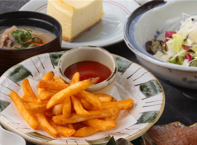 限时至「伊势路—胜势日式猪排」大巨蛋店用餐，有机会获「黄金脆薯兑换券（价值100元）」。（慕里诺国际餐饮集团提供／朱世凯台北传真）