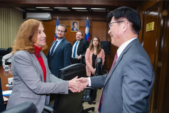 外交部长林佳龙（右）昨（18）日会见华府智库「德国马歇尔基金会」印太计画主任葛来仪访（左）团。（取自林佳龙脸书）