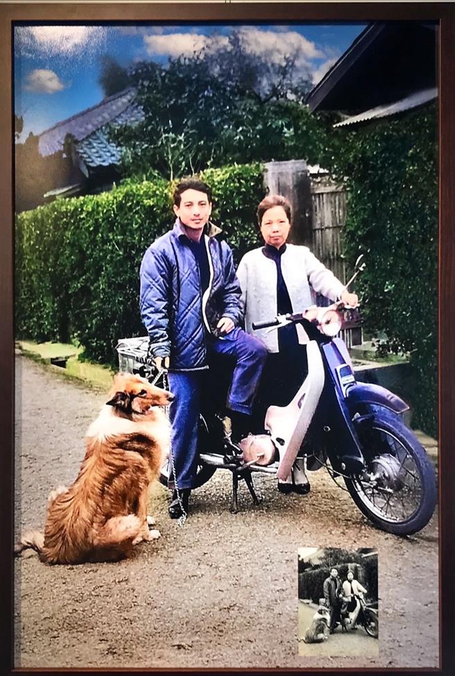 「新竹市逗席攝影節邀請展」19日起在新竹市文化局文化藝廊熱烈開展，前新竹市長施性忠也提供個人青年時期在住家門口與母親的黑白合照。（施性忠提供／陳育賢新竹傳真）