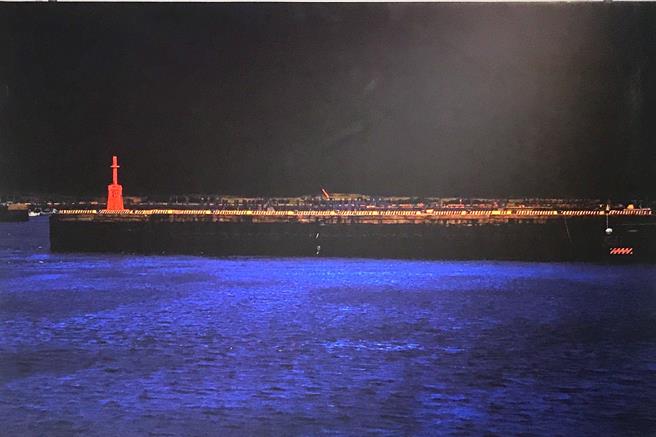 「新竹市逗席攝影節邀請展」19日起在新竹市文化局文化藝廊熱烈開展，前中國時報副總編輯兼地方中心主任陳騰芳也展出個人作品「海堤布魯斯」。（陳騰芳提供／陳育賢新竹傳真）