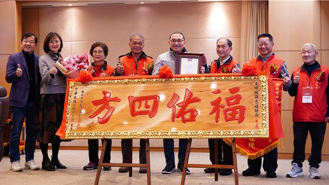 「大坪林聯合放軍遶境」登錄為新北民俗無形文化資產，侯友宜頒發證書予保存者團體大坪林顯應祖師廟管理委員會，表達的高度敬意與感謝。（新北市文化局提供）