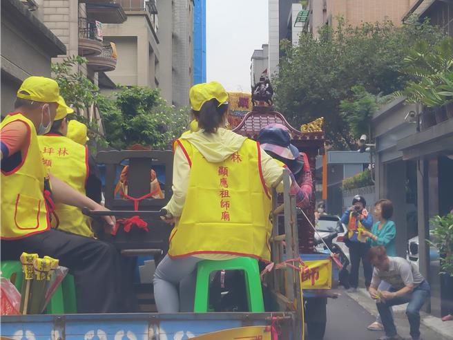 大坪林聯合放軍遶境民眾自發敬拜顯應祖師。（新北市文化局提供）