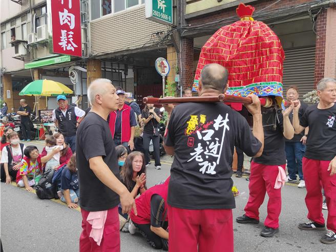 林口迓老祖老街民眾倰轎腳祈福。（新北市文化局提供）