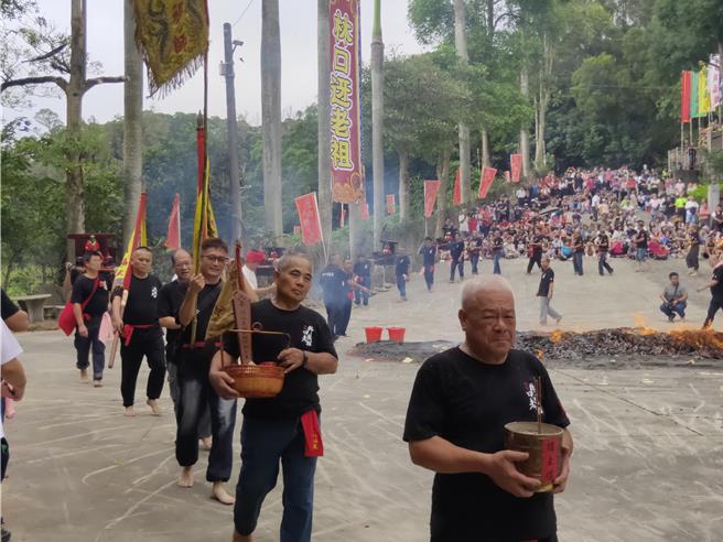 林口迓老祖參與人員依序捧神明過火。（新北市文化局提供）
