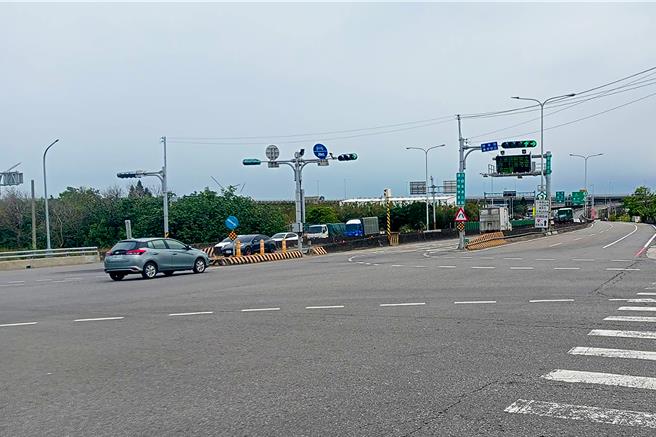 2024年10月28日，國道3號南下苗栗與新竹交界發生重大車禍，造成交通堵塞。苗栗縣政府交通工務處與警方聯合研討交通疏導對策，並針對西濱交流道回堵提出改善方案，提升道路通行效率與安全。（呂麗甄攝）