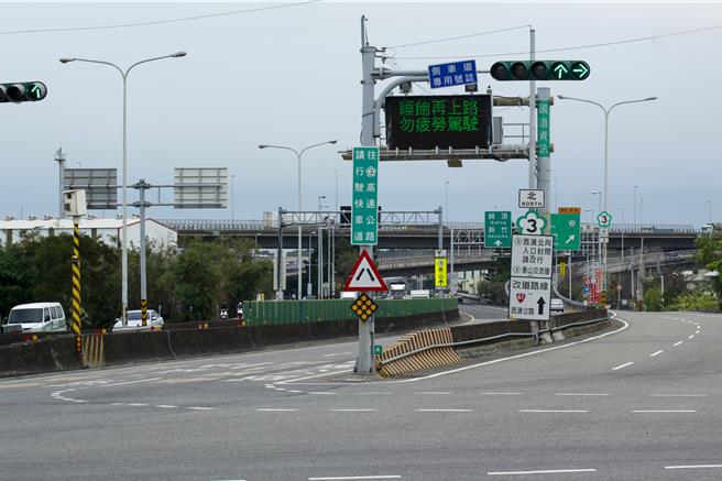 苗栗縣政府交通工務處與陳超明竹南服務處於2024年10月30日及11月5日召開會議，討論國道3號、台61線及龍江街路口改善方案。初步調查顯示駕駛違規與西濱交流道回堵是事故主因，已提出改善措施。（呂麗甄攝）