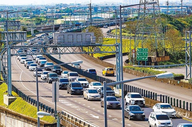 228连假国5塞爆预警！高乘载、匝道封闭时间、路段一次看（本报资料照）