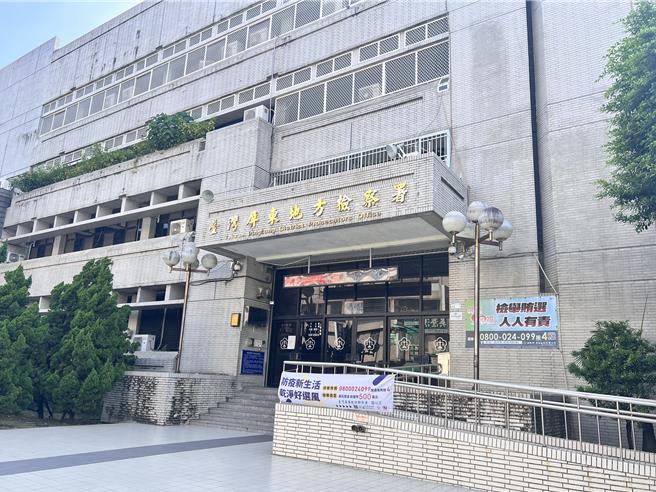 屏东县徐姓高三生去年涉嫌在便利商店厕所偷拍女生如厕，共有13人受害，案经检方侦结后18日依儿少性剥削等罪嫌起诉徐嫌，而移审后法官裁定10万元交保。（谢佳潾摄）