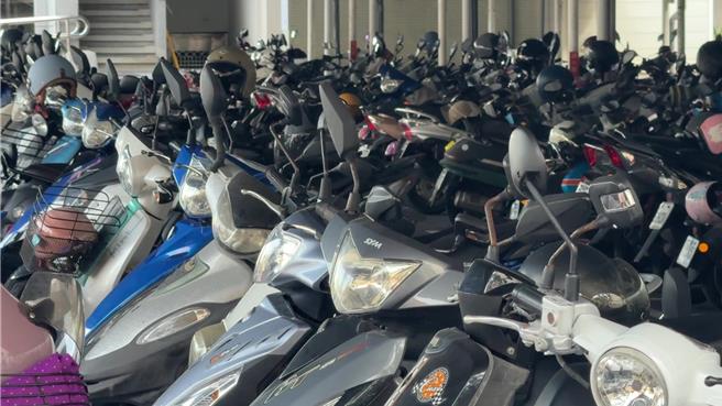 台东县环保局今年起取消以纸本方式通知机车定期排气检验，改由车主上网申请简讯通知。（读者提供／蔡旻妤台东传真）